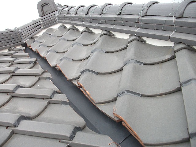 屋根の上から伸びる谷板金